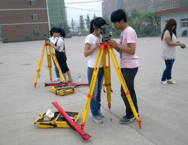 河北女子学院学生在进行测量实训