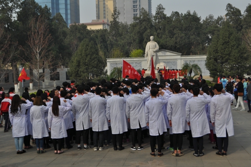 石家庄白求恩医学院组织学生到华北军区烈士陵园扫墓
