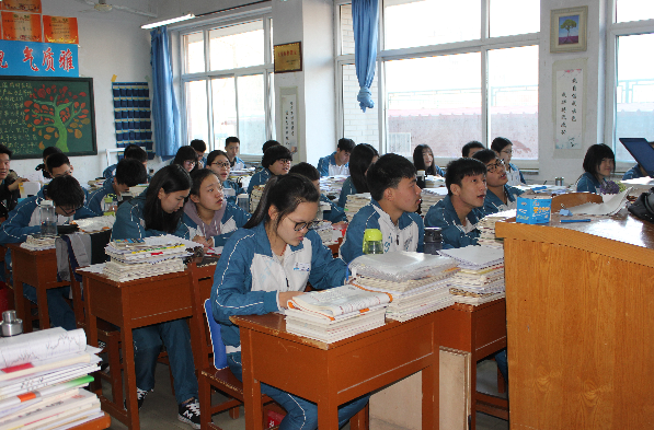石家庄工程技术学校学生在准备单招考试