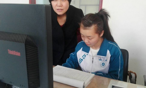 石家庄工程技术学校学生帮助社区录入数据