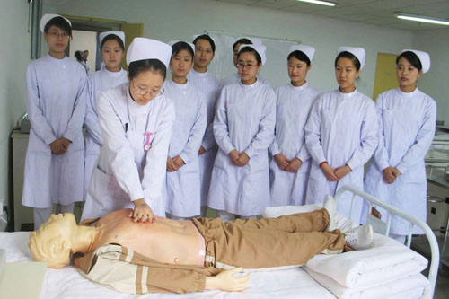 石家庄同仁医学院护理专业实训课老师进行为学生做心肺复苏示范