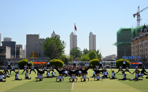 河北商贸学校运动会开幕式学生表演