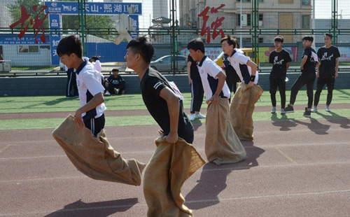 河北商贸学校运动会学生比赛