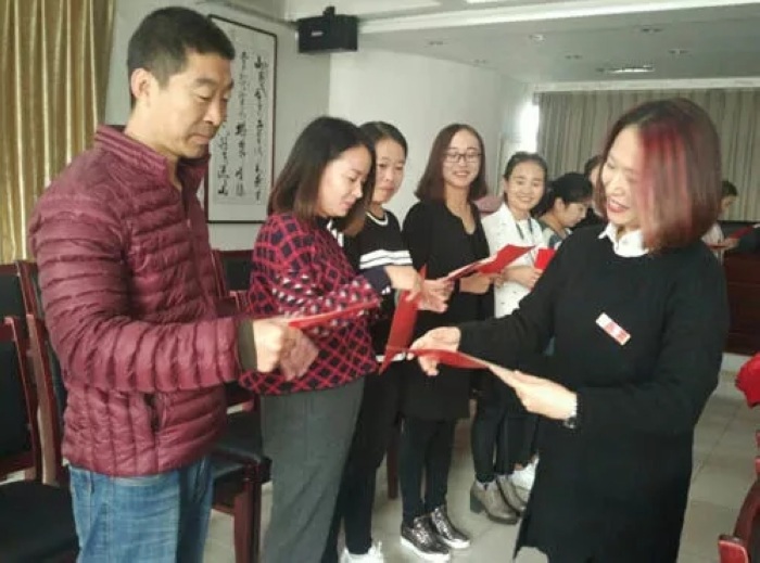 保定东方学校靳老师为学员们颁发结业证书