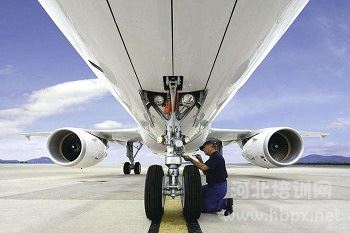 飞机机电设备维修技术人员正在进行飞机维修
