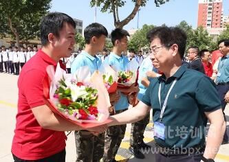 河北经济管理学校郑学平校长慰问国赛归来的团队师生