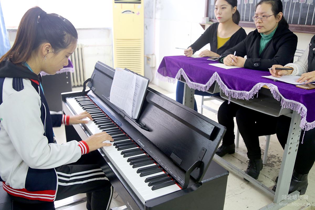 石家庄花都学校幼师中专班学费参加钢琴月考