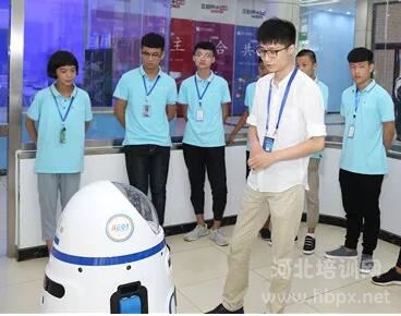 石家庄新华电脑学校老师展示人工智能机器人