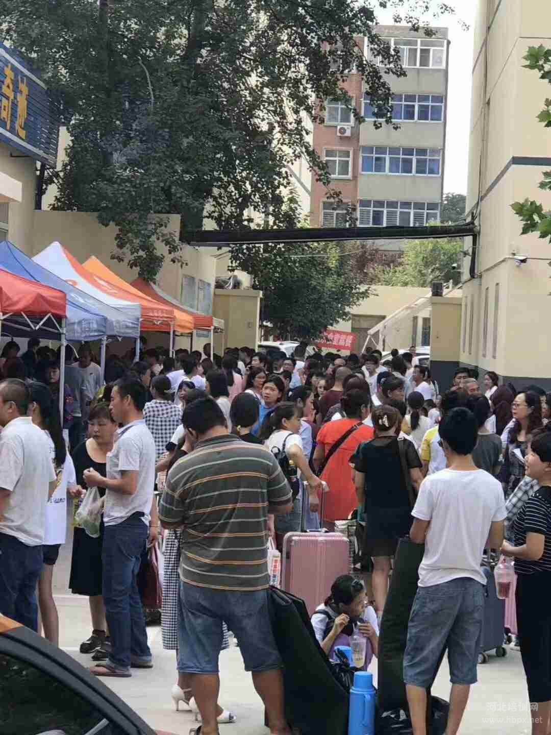 保定华中技工学校2018年新生开学报道第一天整个校园人声鼎沸，熙来攘往