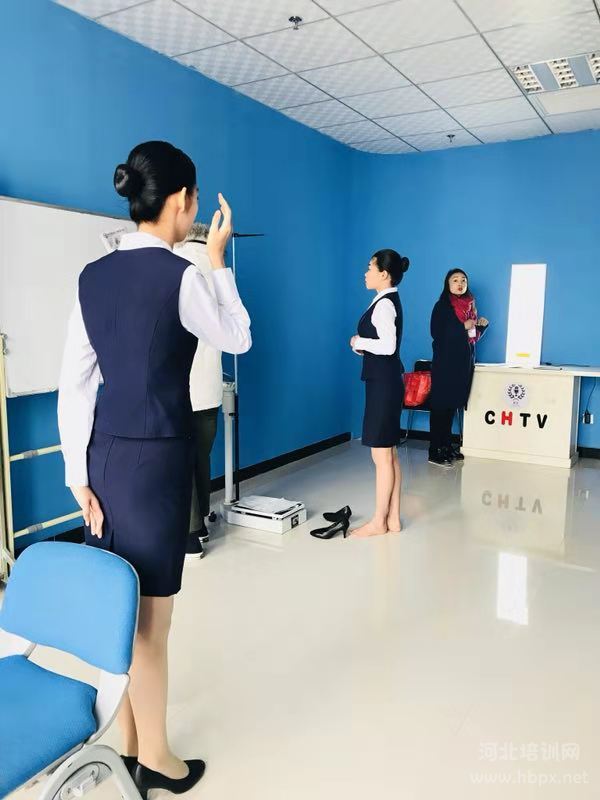 石家庄春晖艺术培训学校空乘专业视力测试