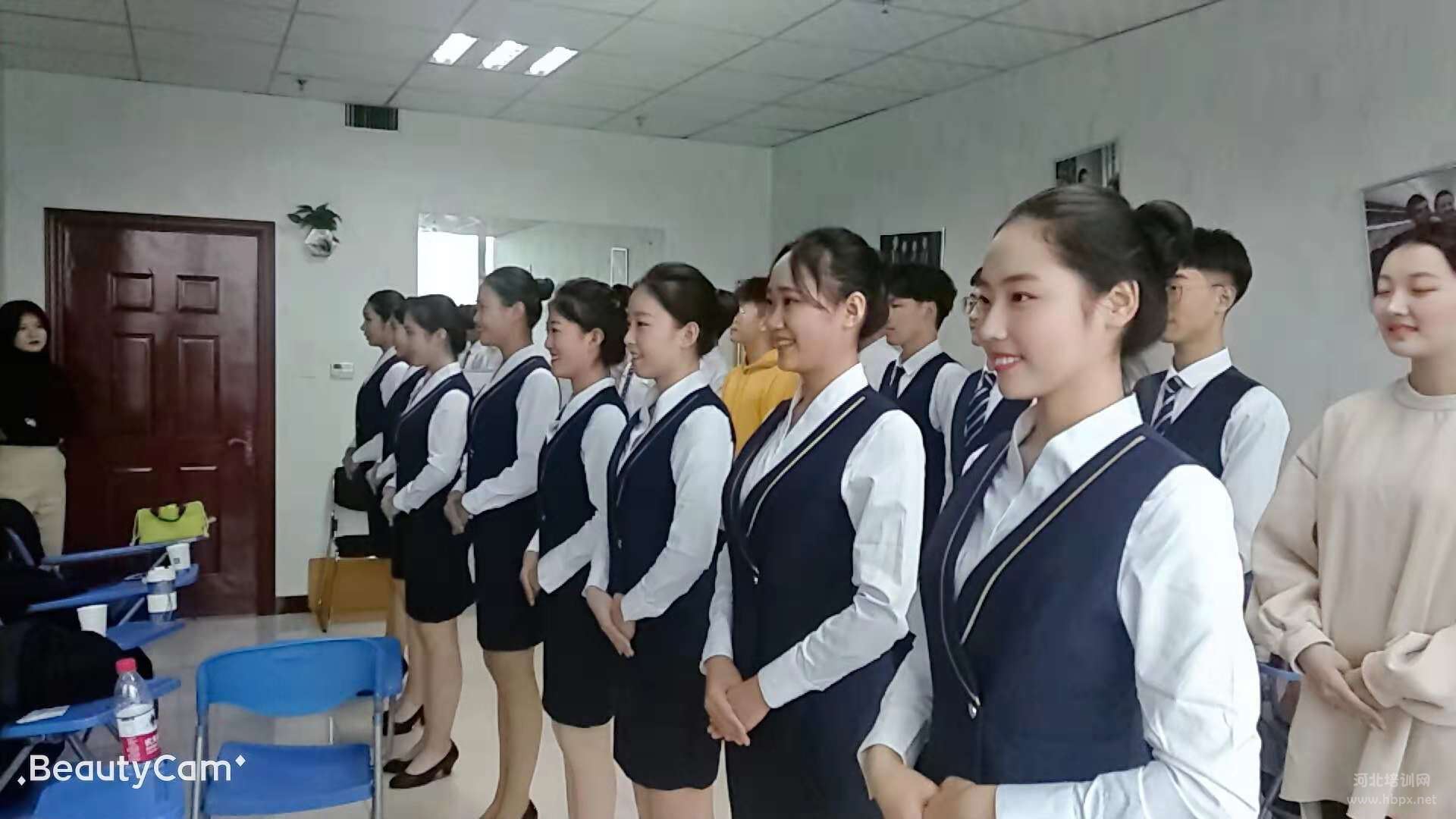 石家庄春晖艺术培训学校空乘专业站姿训练