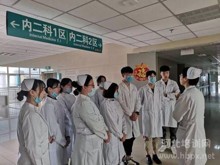 石家庄白求恩医学院护理专业学生在医院内科实习