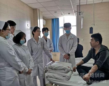 石家庄白求恩医学院护理专业学生在病房