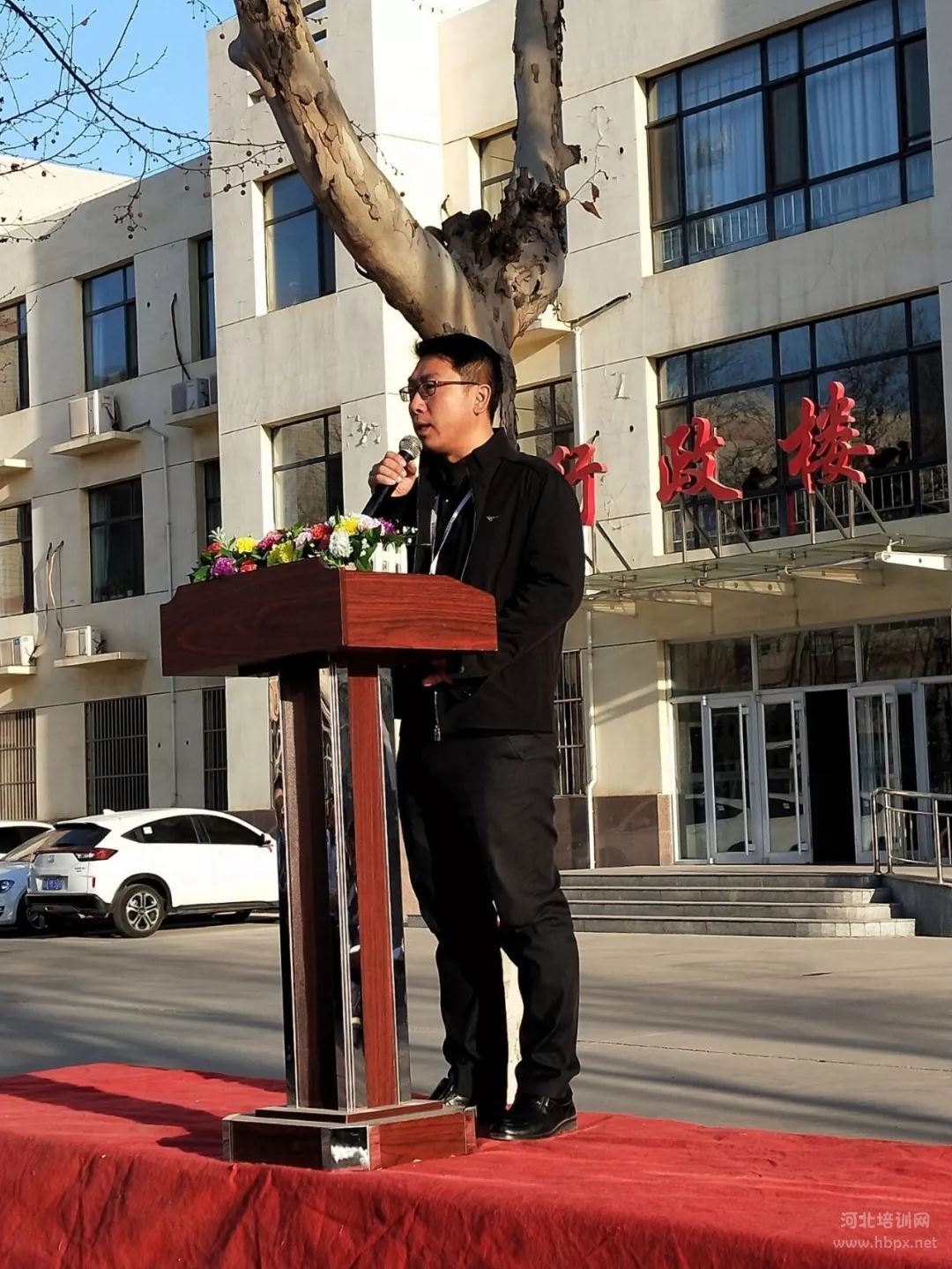 河北经济管理学校校团委书记赵金辉宣读安全教育月系列活动方案