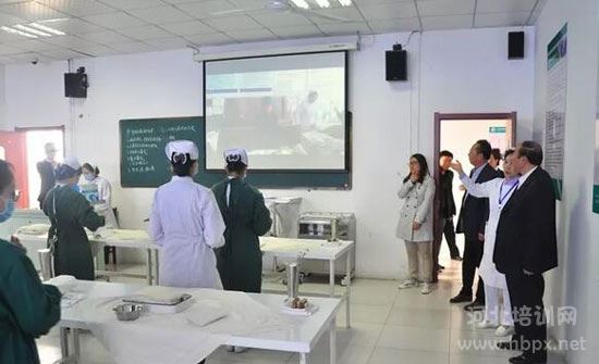 省教育厅年检组成员在柯棣华学校领导的陪同下参观了教学实训