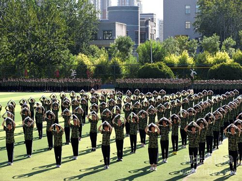 河北商贸学校2019级新生军训汇报表演手语操