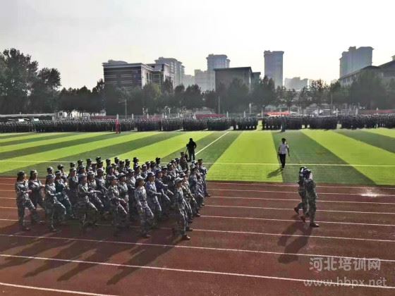 石家庄东华铁路学校正在准备接受检阅的学生