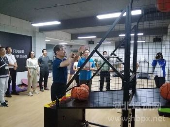 河北经济管理学校校长郑学平与教职工一起参加灌篮赛