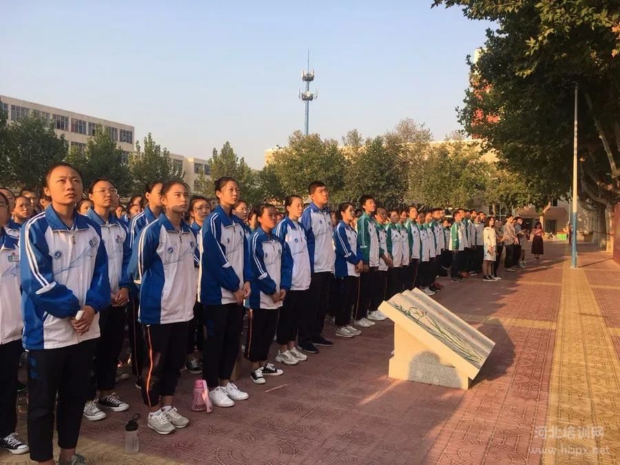 河北经济管理学校全体师生参加升旗仪式