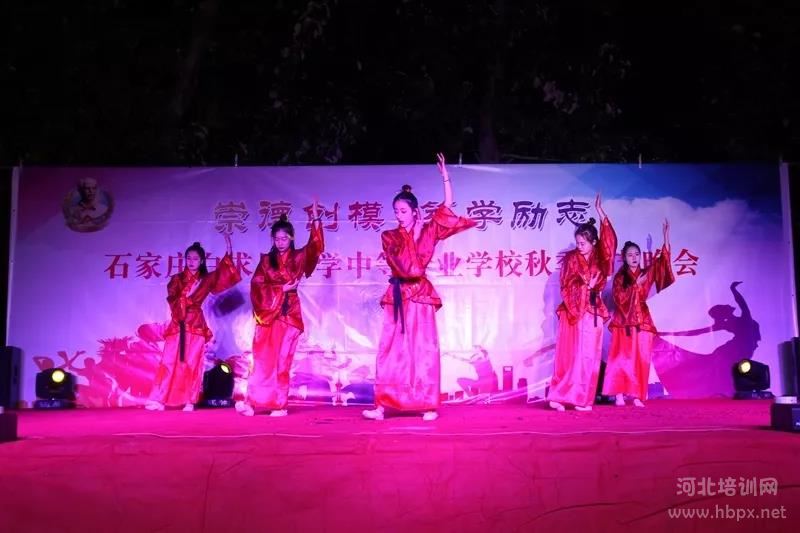 石家庄白求恩医学院学生表演民族舞