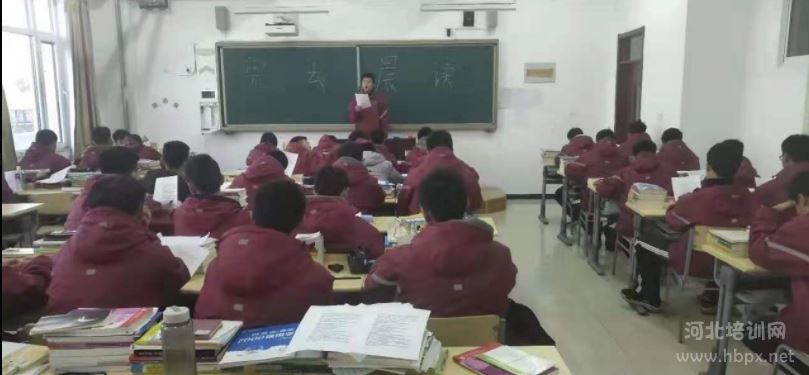 石家庄旅游学校学生利用晨读时间朗读宪法正文中的适当条款