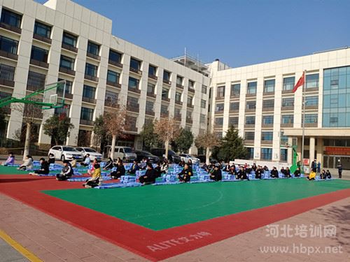 石家庄通用交通学校学生们在操场练习叠被子