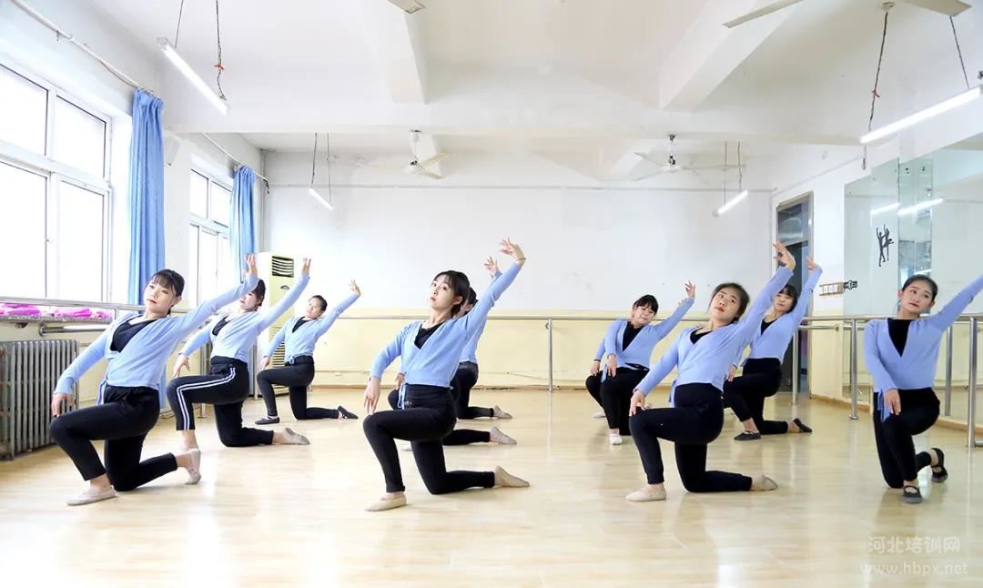 石家庄花都学校幼师专业学生正在形体练习