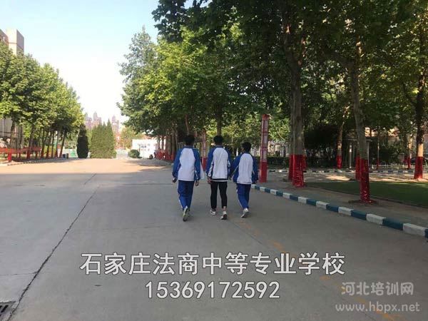 走在校园长廊的石家庄法商学校学子们