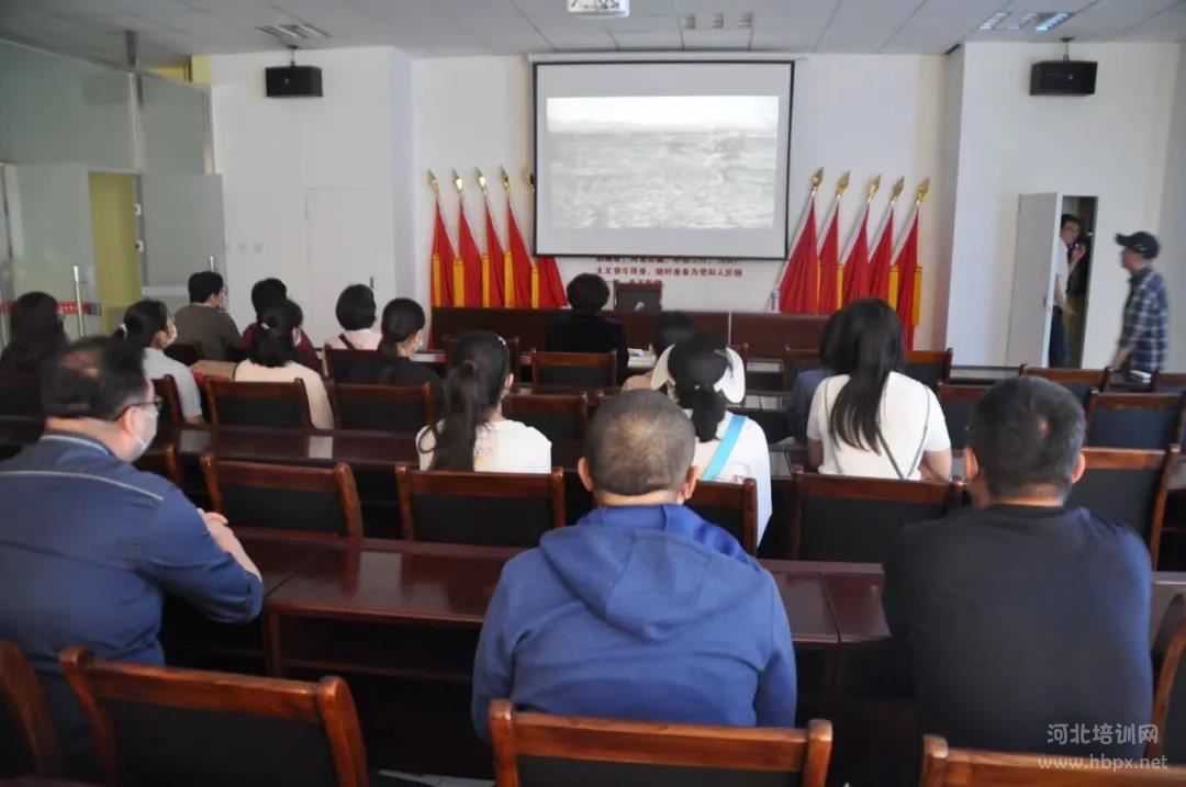 石家庄电子信息学校党委组织各支部党员正在观看影片