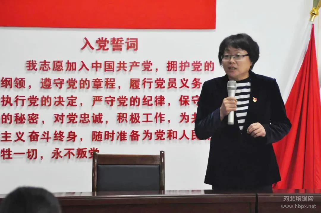 石家庄电子信息学校党委书记于学红正在讲话