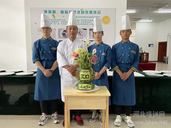 石家庄旅游学校烹饪学生瓜雕作品