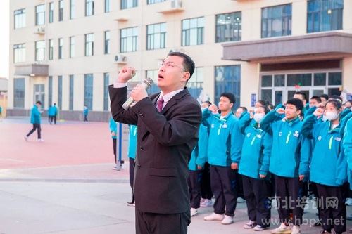 河北经济管理学校举行主题升旗仪式暨新团员入团宣誓仪式