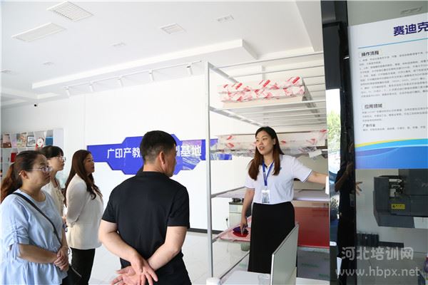 中招咨询日活动吸引了很多来自河北省内的初中生参加
