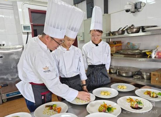 石家庄旅游学校西餐烹饪专业学生实训