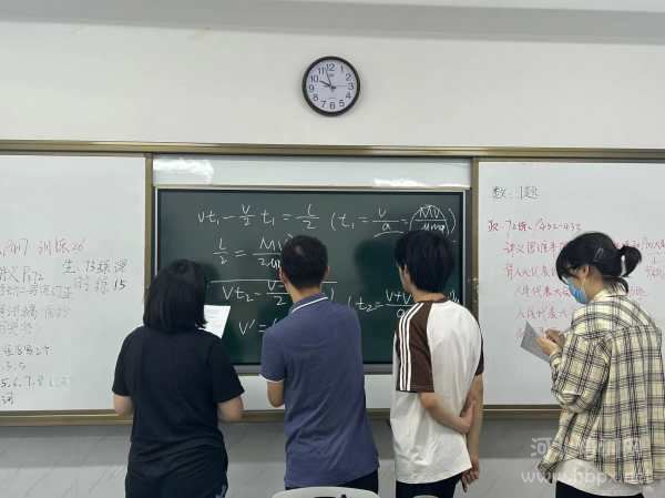石家庄佳鑫诺高三全封闭集训班自习课学生到讲台讲题