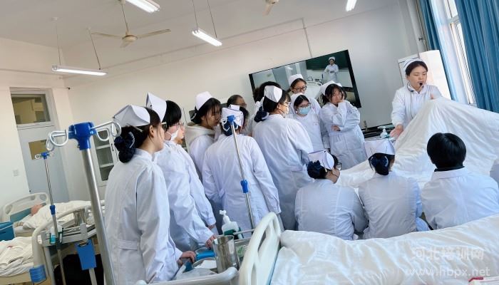 石家庄冀联医学中等专业学校护理实训课堂，老师实操讲解中