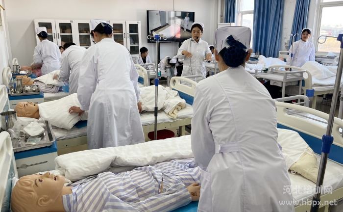 石家庄冀联护理专业学生实操中，老师强调重点