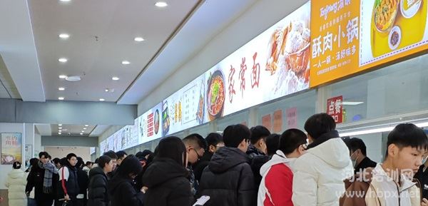 东华校园食堂多品类美食窗口展示