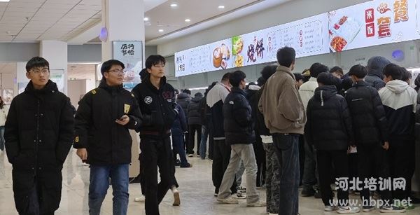 石家庄东华铁路学校食堂自觉排队的学生