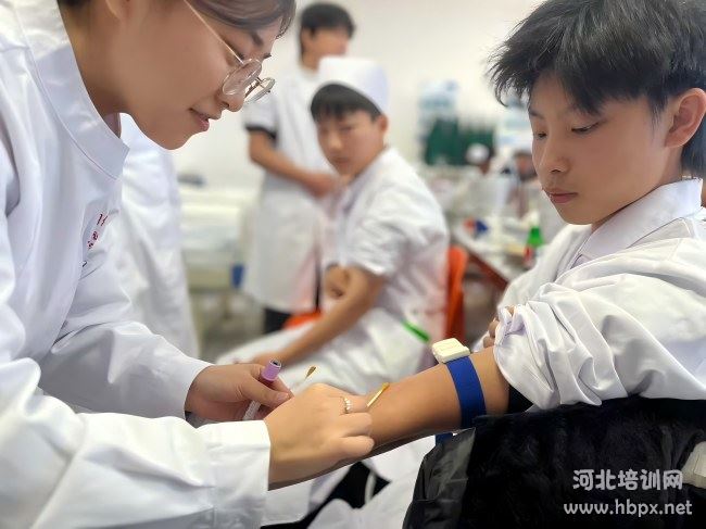 河北同仁医学中等专业学校护理专业实训课实操
