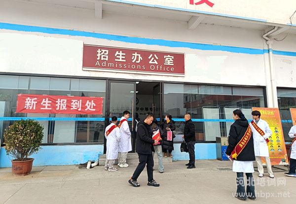 石家庄柯棣华医学中等专业学校新生开学报到4 石家庄柯棣华医学中等专业学校新生开学报到4