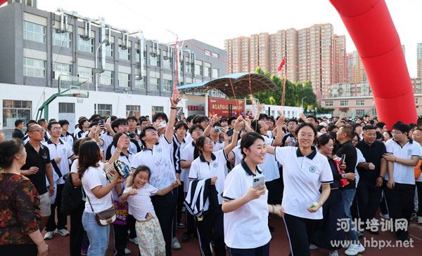 石家庄卓越中学高三壮行仪式跨状元门 石家庄卓越中学高三壮行仪式跨状元门