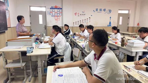 石家庄卓越中学高三复读班学生上物理课