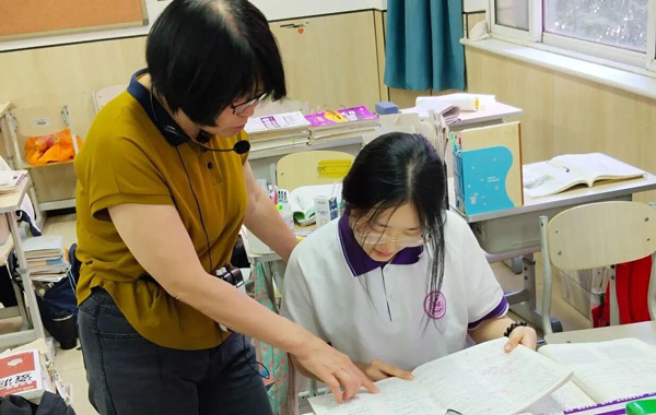石家庄卓越中学高三复读部语文教师辅导学生 石家庄卓越中学高三复读部语文教师辅导学生