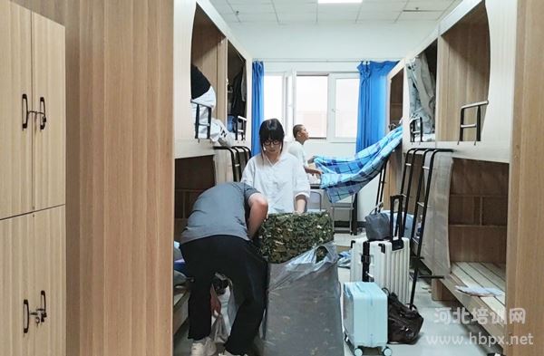 石家庄柯棣华医学中等专业学校新生宿舍整理床铺
