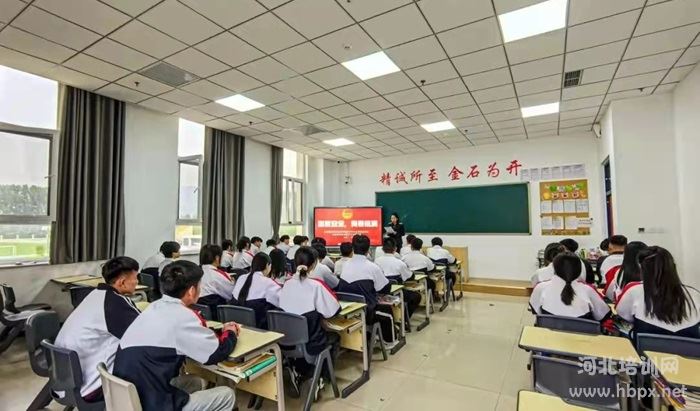 石家庄东华铁路学校教室里正在专注上课的学生 石家庄东华铁路学校教室里正在专注上课的学生