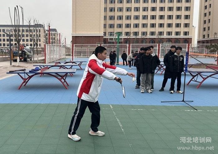 石家庄东华铁路学校正在打羽毛球的学生