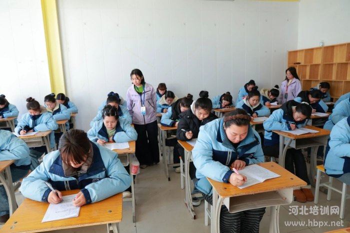 石家庄花都学校期末考试，监考老师严格监考