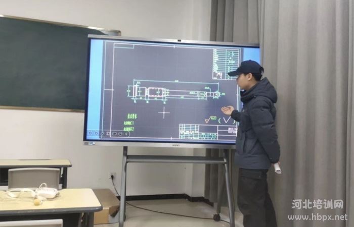 石家庄东华铁路学校学生赛前训练