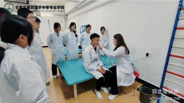 石家庄冀联医学中等专业学校中医康复技术专业老师带领演示中